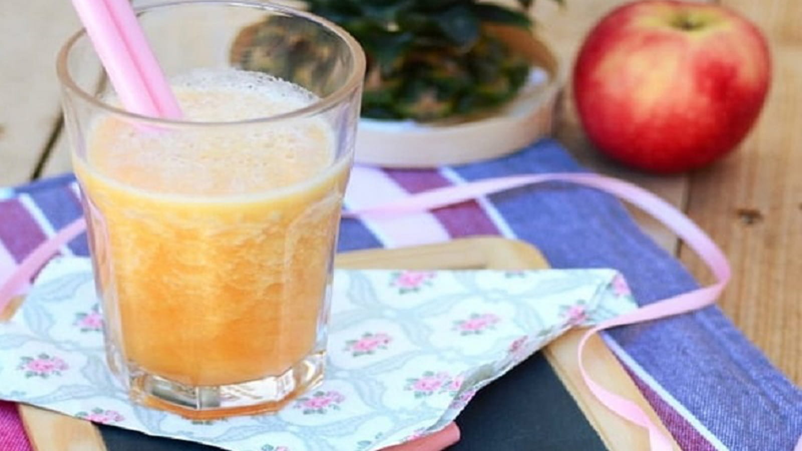 Jus d'ananas, pomme et pêche