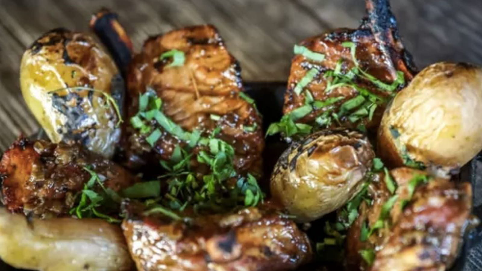 Côtelettes d’agneau irlandais marinées et grillées