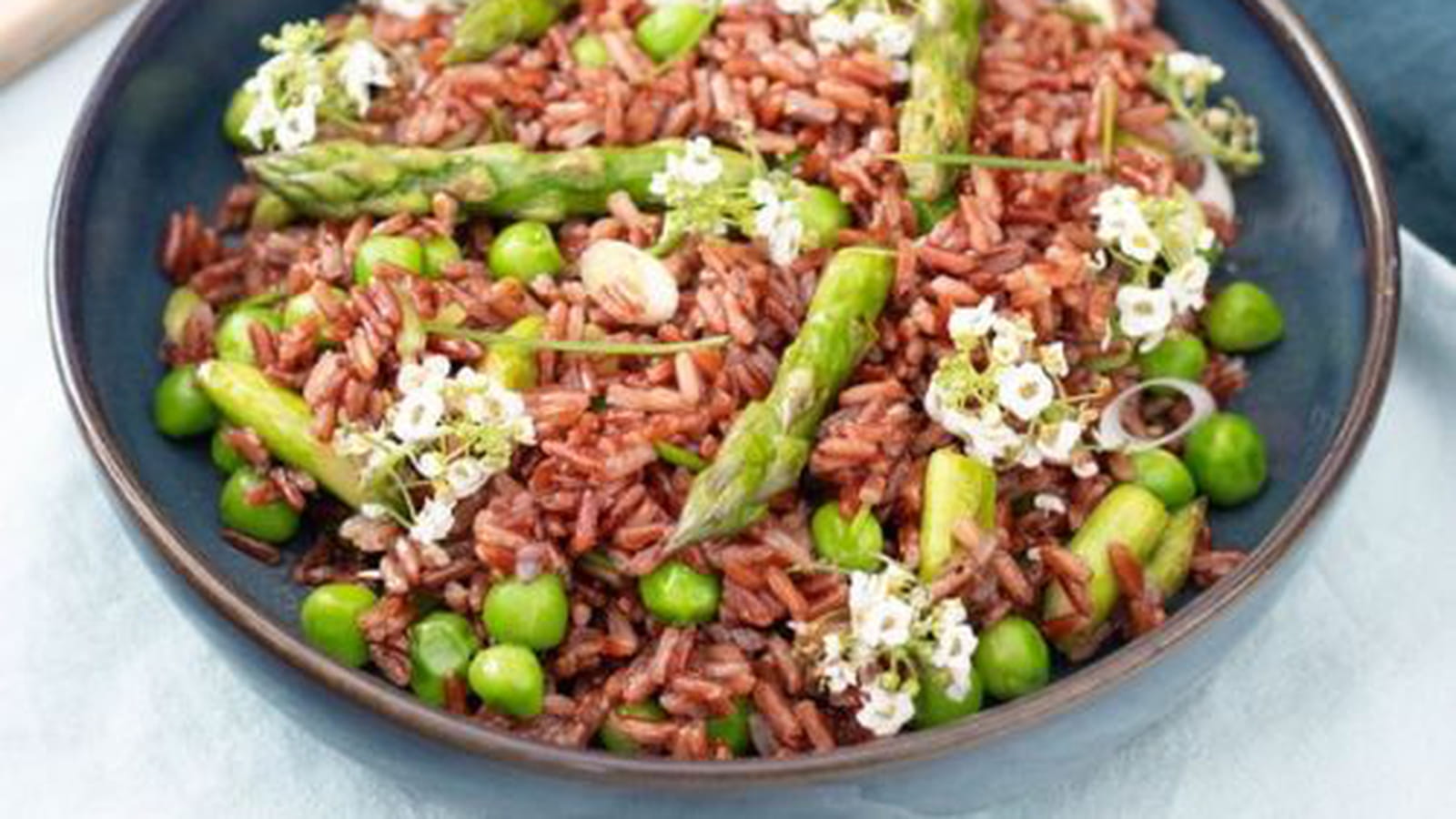 Salade de riz rouge printanière aux légumes croquants