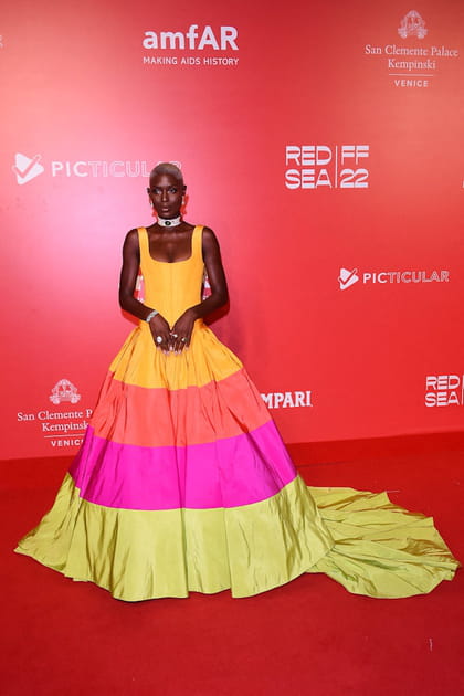 Jodie Turner-Smith en robe multicolore Christopher John Rogers