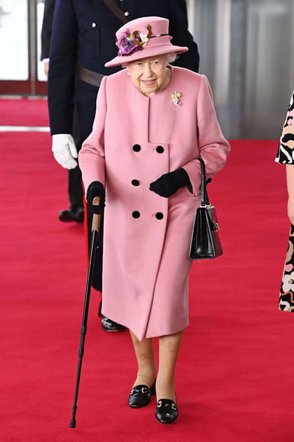 La reine Elizabeth II en ensemble rose pastel
