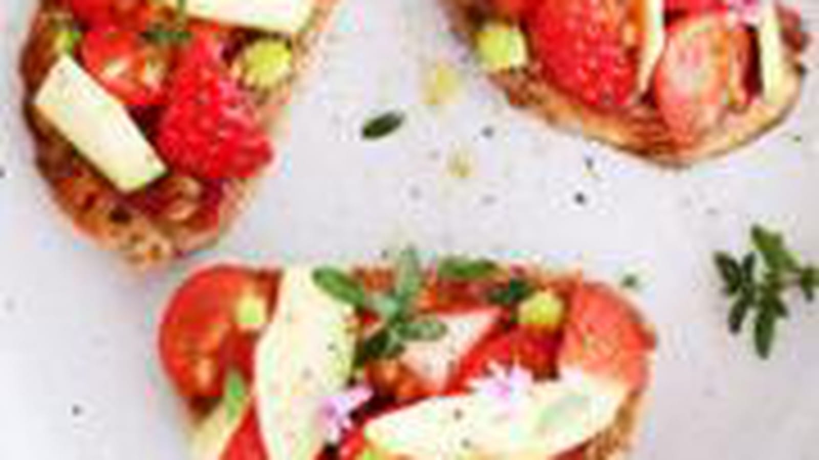Crostini de fraises, avocat et tomates cerises