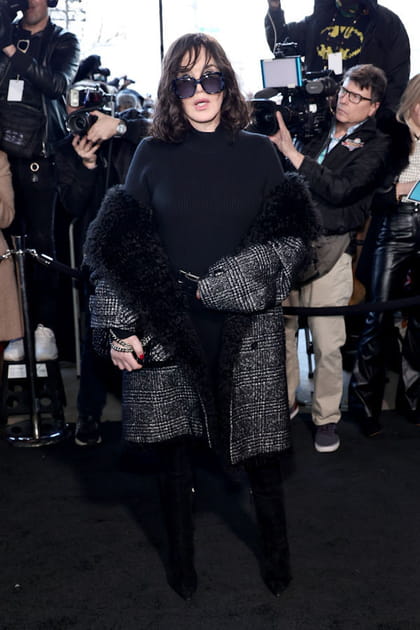 Isabelle Adjani en robe en maille et manteau en moumoute et tartan au d&eacute;fil&eacute; Michael Kors