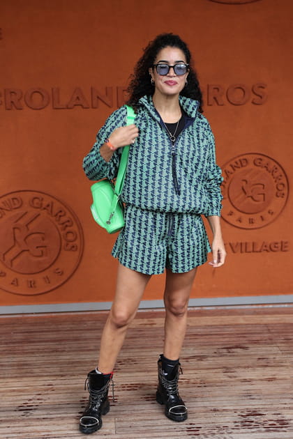 Sabrina Ouazani en ensemble vert imprim&eacute; et bottines noires