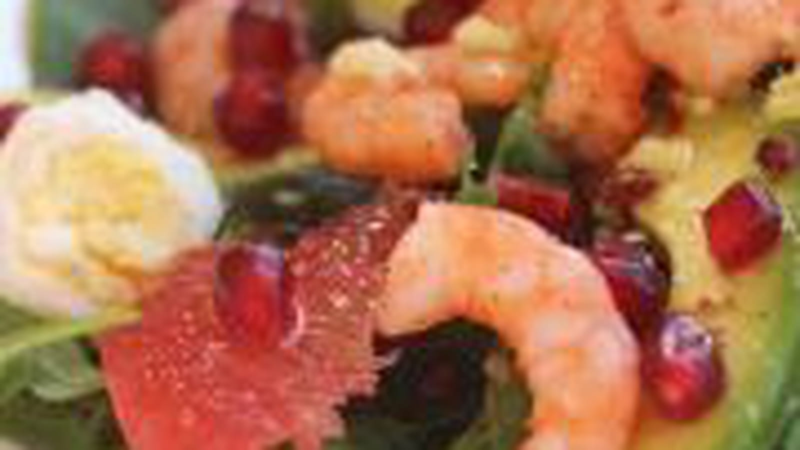 Salade d'avocats, pamplemousse rose, grenade et crevettes