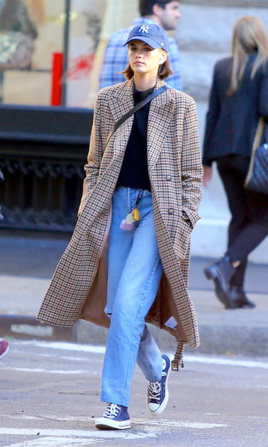 Kaia Gerber en manteau à carreaux