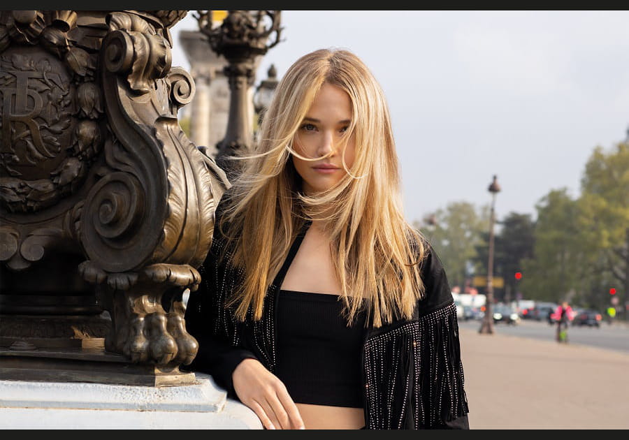 Les longs cheveux lisses