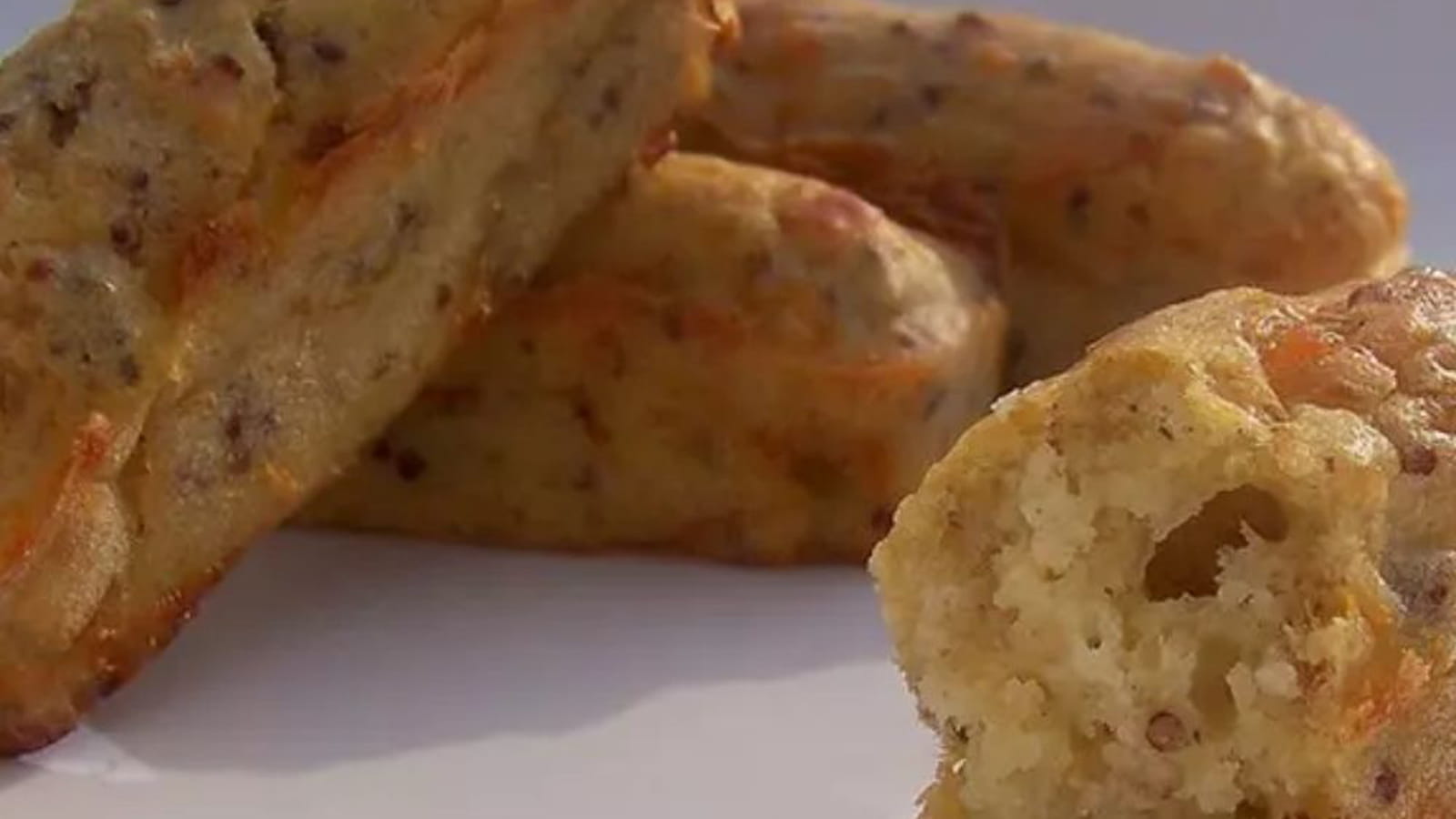 Mini cakes au thon et cheddar