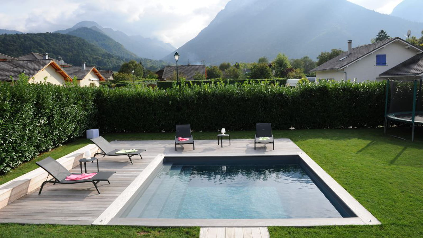 Une piscine carrée avec vue