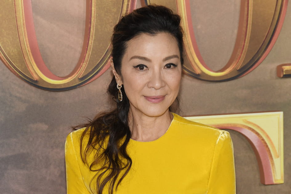 Les cheveux bruns et la demi queue-de-cheval de Michelle Yeoh