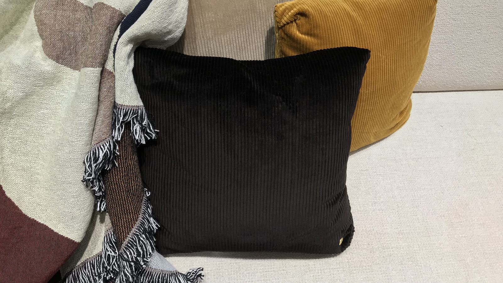 Coussin en velours côtelé Ferm Living 