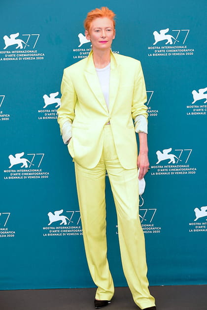 Tilda Swinton en costume pantalon jaune