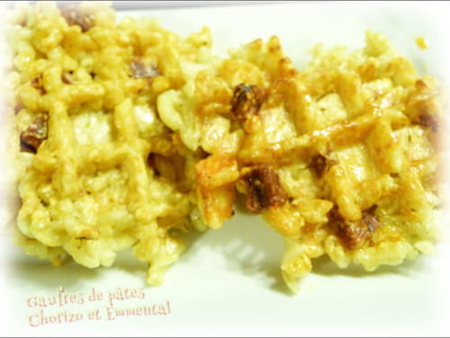 Gaufres de pâtes, chorizo et emmental