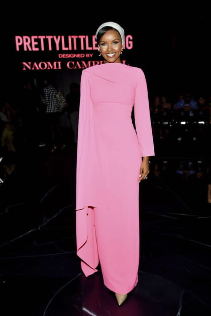 Halima Aden en robe rose au d&eacute;fil&eacute; PrettyLittleThing x Naomi Campbell printemps-&eacute;t&eacute; 2024