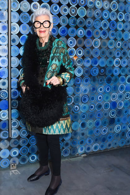 Iris Apfel en manteau coloré