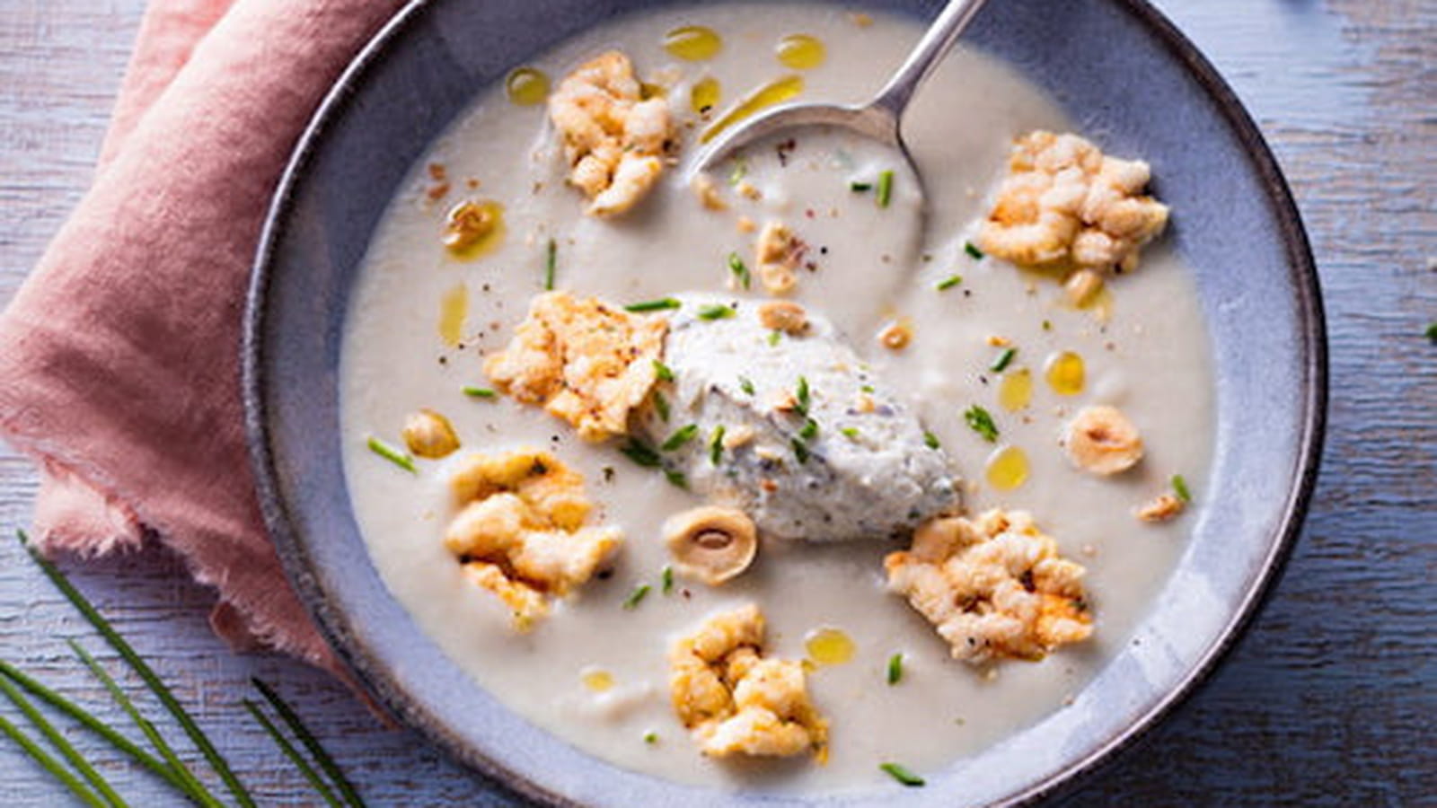 Velouté de topinambour, ricotta aux olives, croûtons de galettes de riz