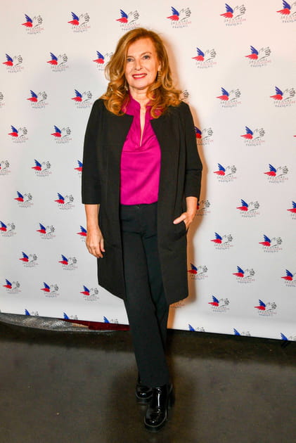 Valerie Trierweiler en blouse fuchsia et veste mi-longue