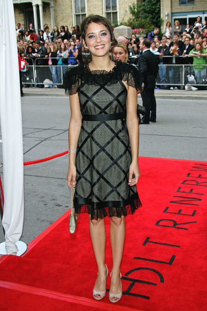 Marion Cotillard en robe noire crois&eacute;e