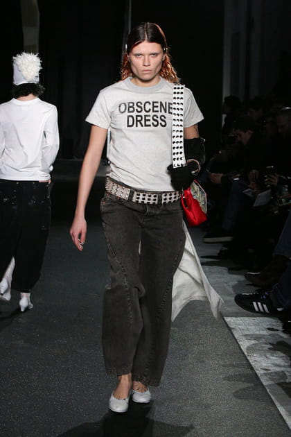 T-shirt &agrave; message et jean large aper&ccedil;us sur le d&eacute;fil&eacute; Vaquera