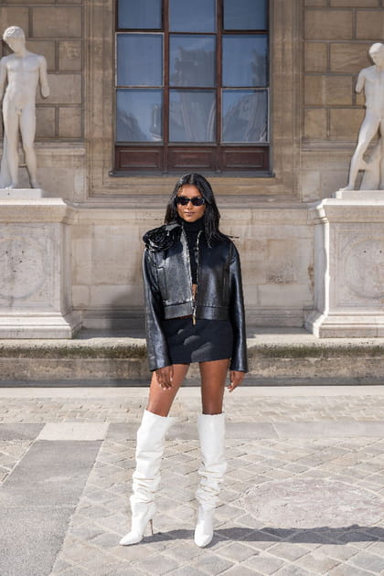 Simone Ashley en robe noire et veste noire au défilé Valentino printemps-été 2024