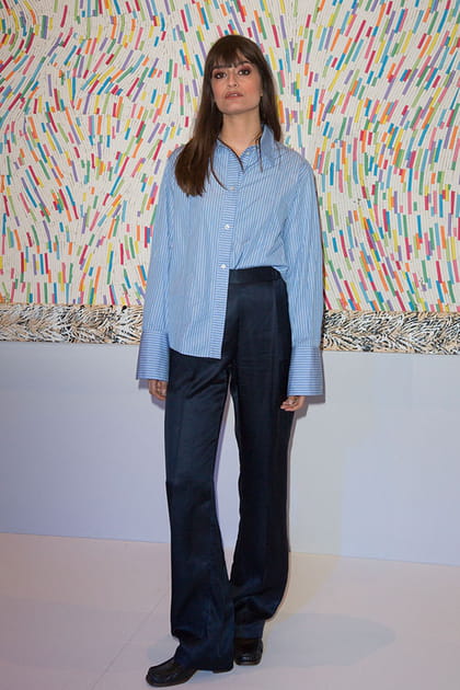 Clara Luciani en chemise à rayures tennis et jean