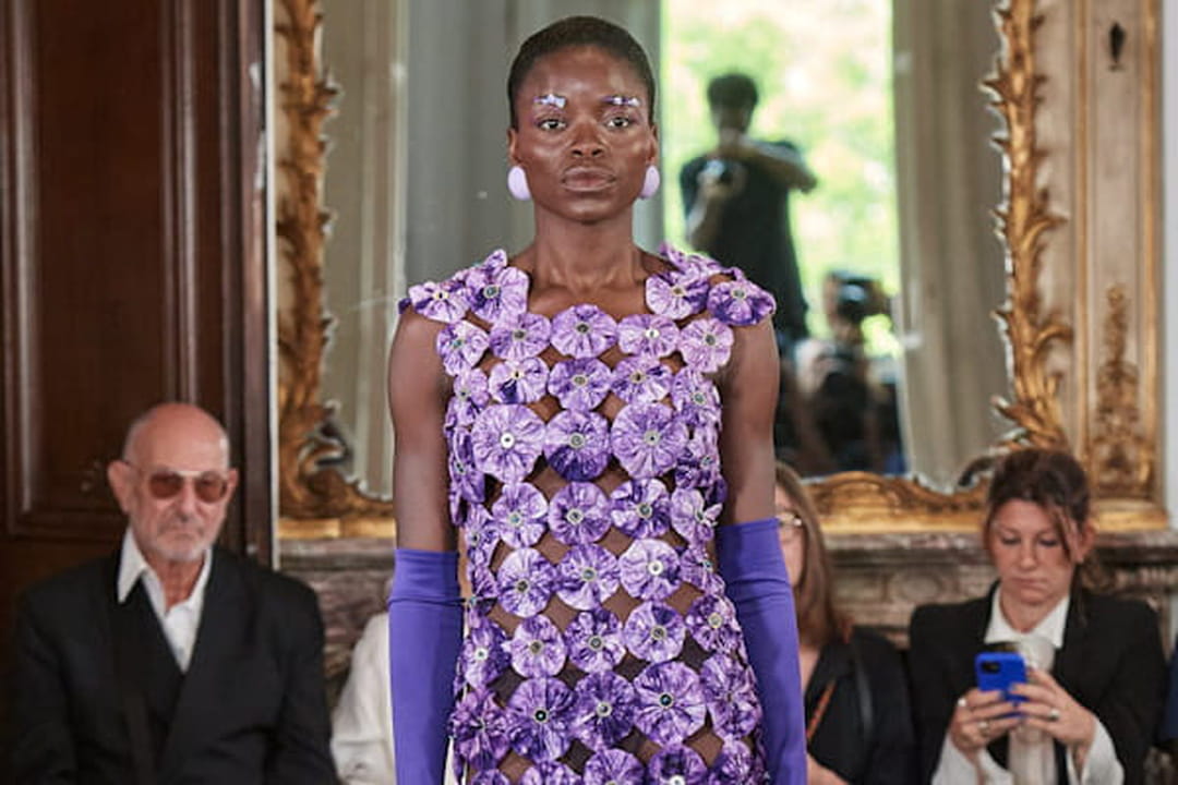 Robe violette ajourée et gants d'opéra aperçus sur le défilé Imane