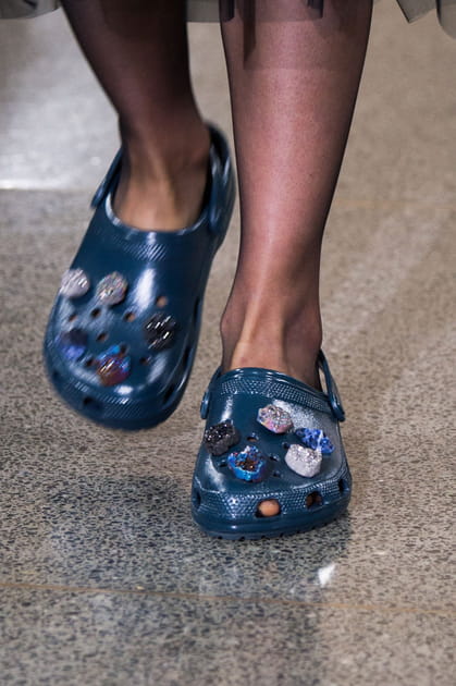 Les Crocs &agrave; cristaux du d&eacute;fil&eacute; Christopher Kane