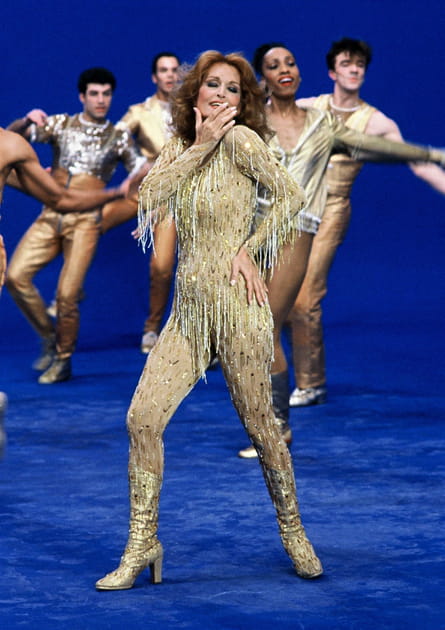 Dalida en look disco franges et paillettes jusqu'aux pieds