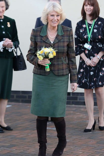 Camilla Parker-Bowles en blazer à carreaux et jupe crayon verte