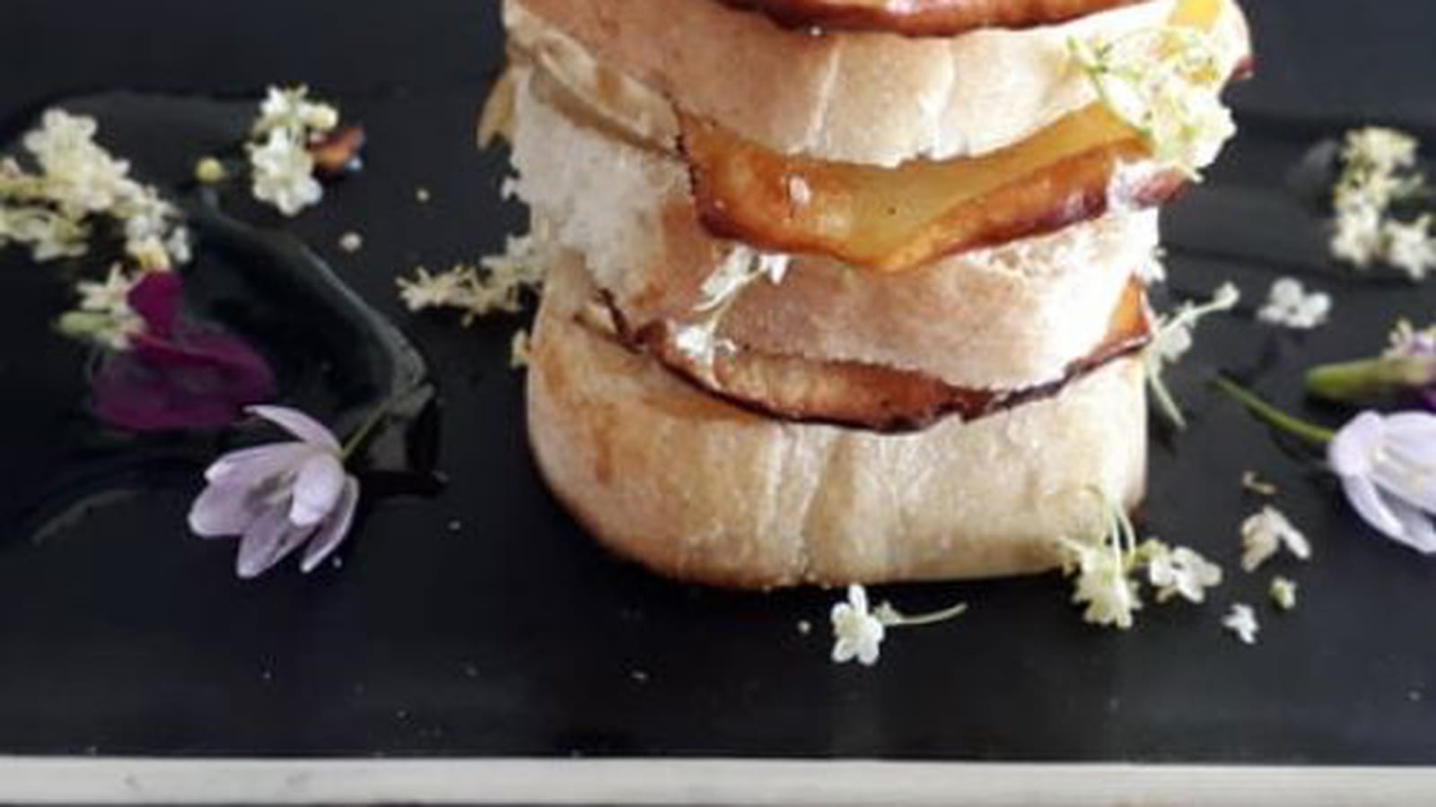 Millefeuille de chèvre et pomme au sirop de fleurs de sureau
