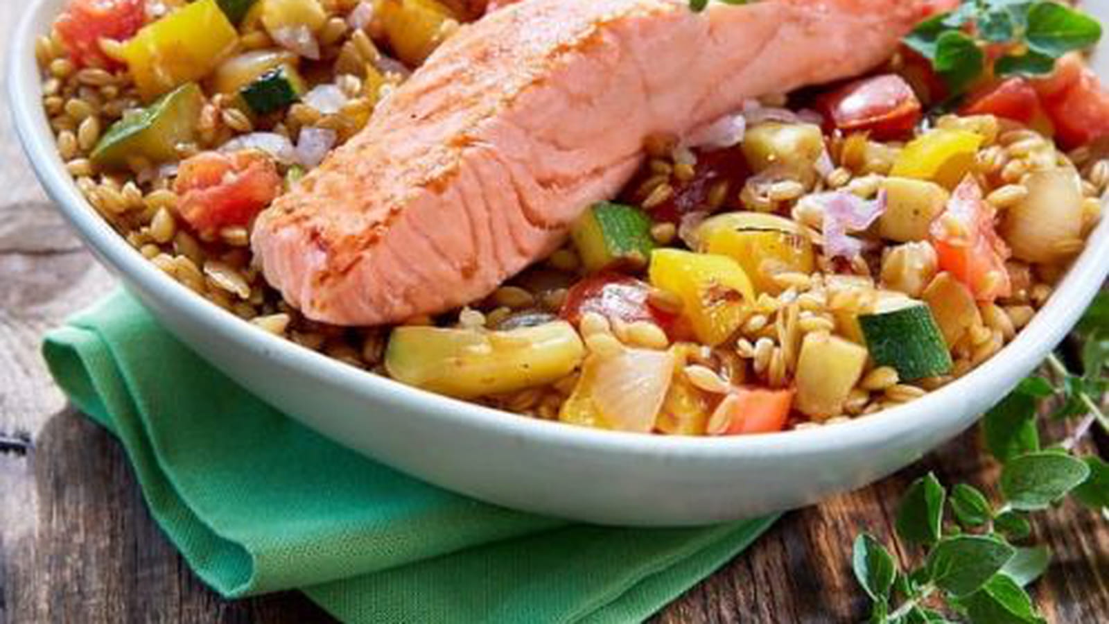 Poêlée de saumon mariné aux légumes, accompagné d'épeautre