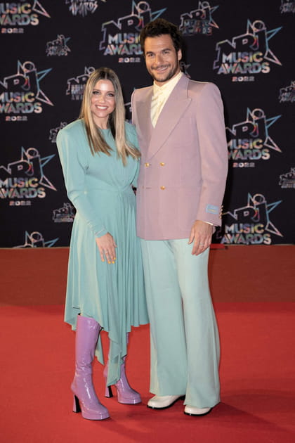 Amir et Lital Haddad en costume et robe pastel rose et bleu