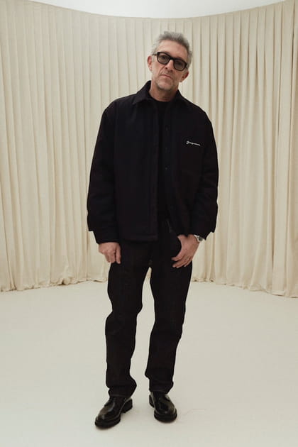 Vincent Cassel en blouson bleu marine au défilé Jacquemus "Le Raphia"