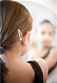 pensez à bien attacher les cheveux des petites filles.
