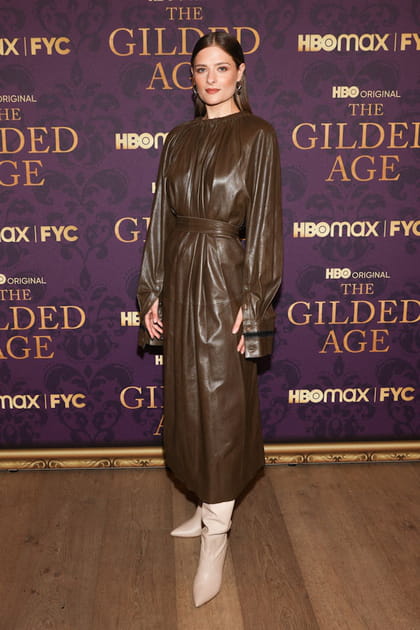 Louisa Jacobson Gummer en robe marron en cuir