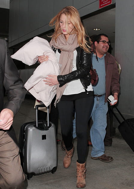 Blake Lively et son oreiller : idéal pour du repos en avion