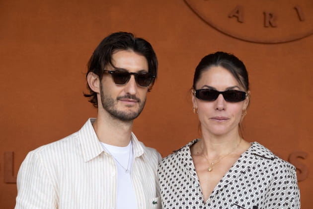 Pierre Niney et sa femme Natasha Andrews posent à Roland-Garros