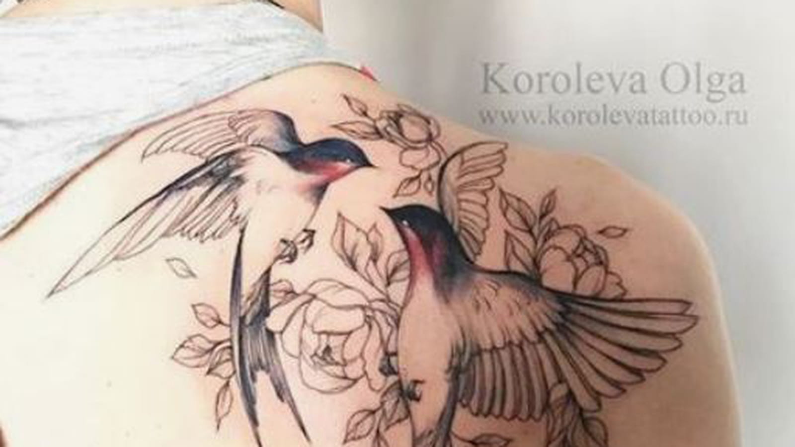 Oiseaux fleuris sur l'omoplate