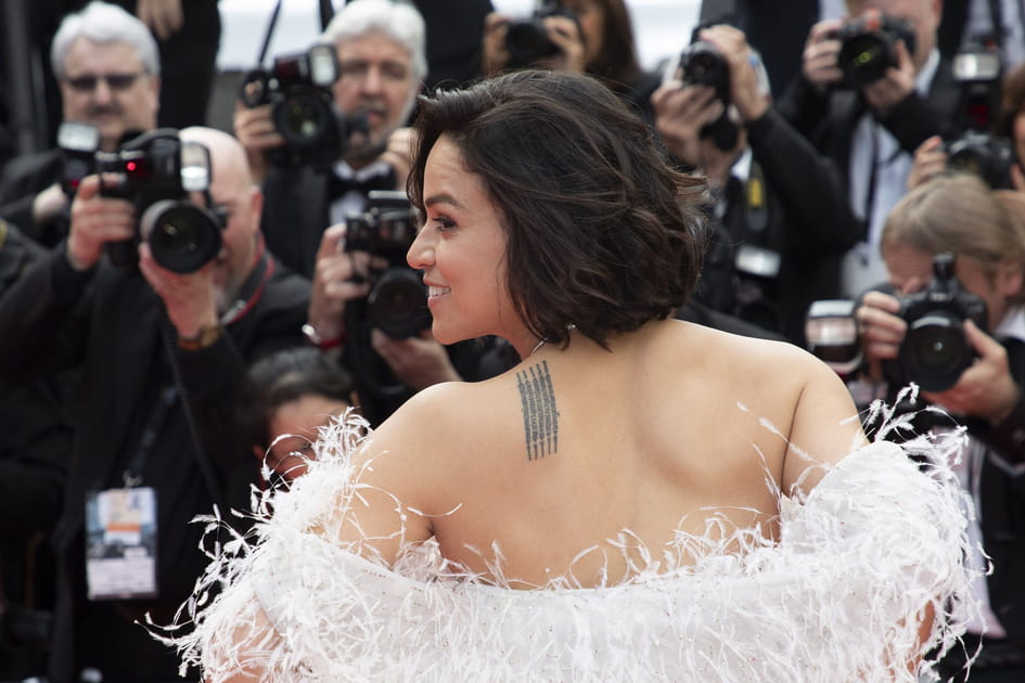 Le tatouage khmer sur l'omoplate de Michelle Rodriguez