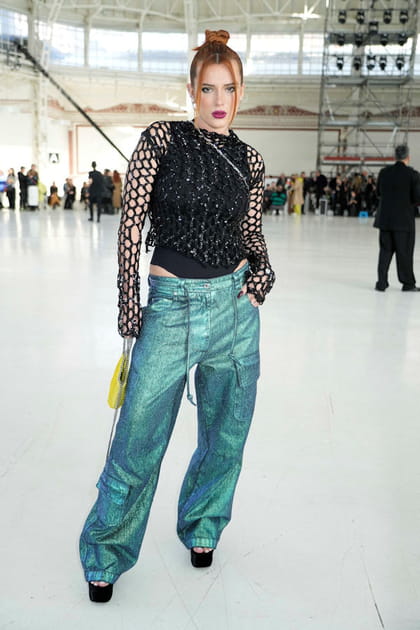 Bella Thorne en haut &agrave; r&eacute;sille et pantalon bleu &agrave; paillettes au d&eacute;fil&eacute; MSGM