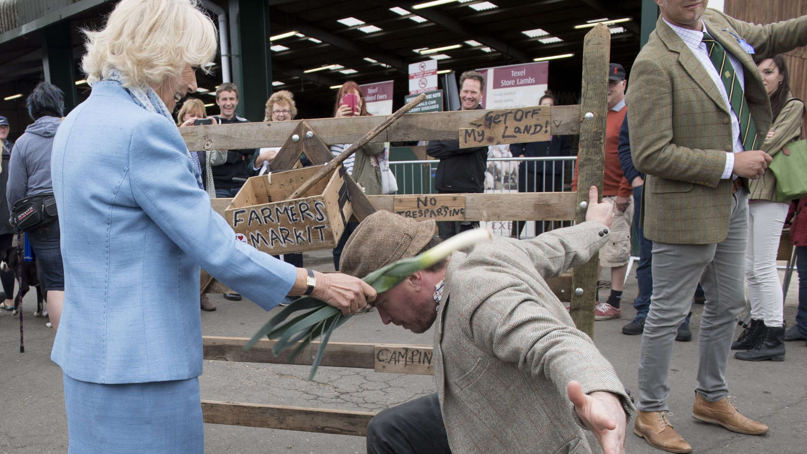 Camilla Parker-Bowles adoube l'acteur Callum Arnott (avec un légume) en 2017