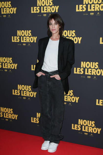 Charlotte Gainsbourg en jean ample et tennis blanches