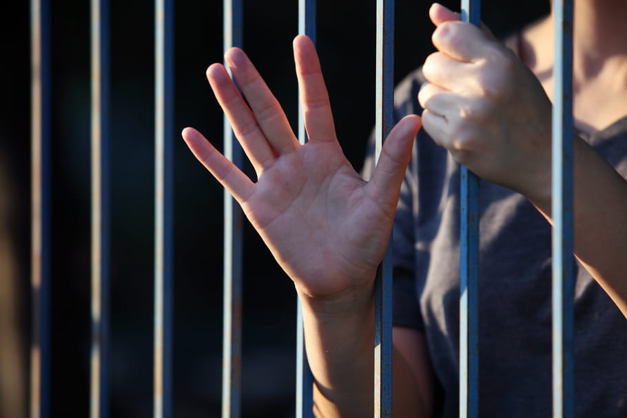 Elle fait une fausse couche en garde à vue, un policier suspendu