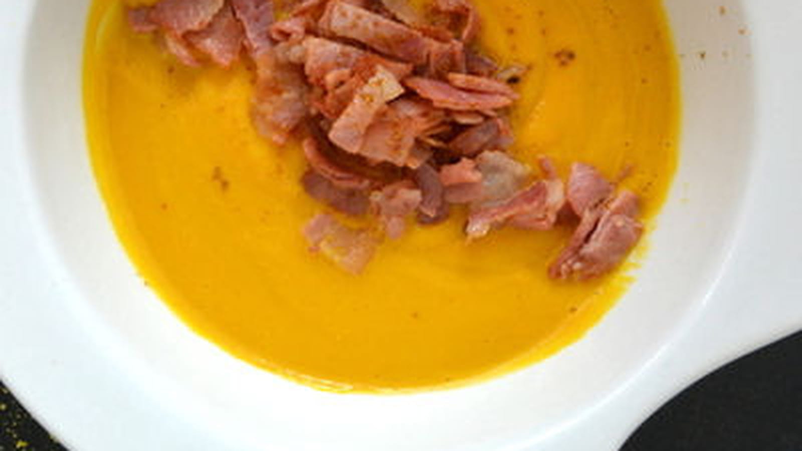 Velouté de courges au curry et speck grillé
