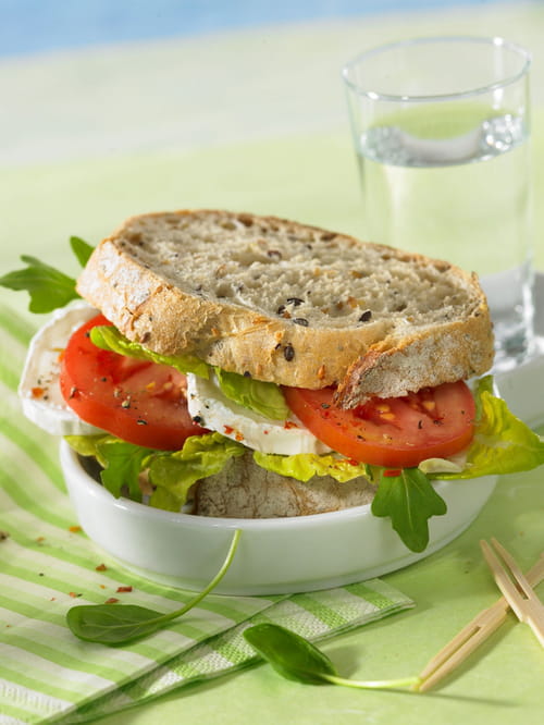 Sandwich aux tomates et au chèvre