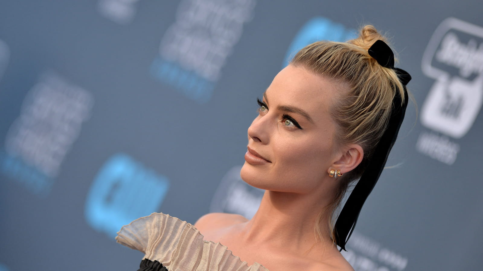Le ruban dans les cheveux de Margot Robbie