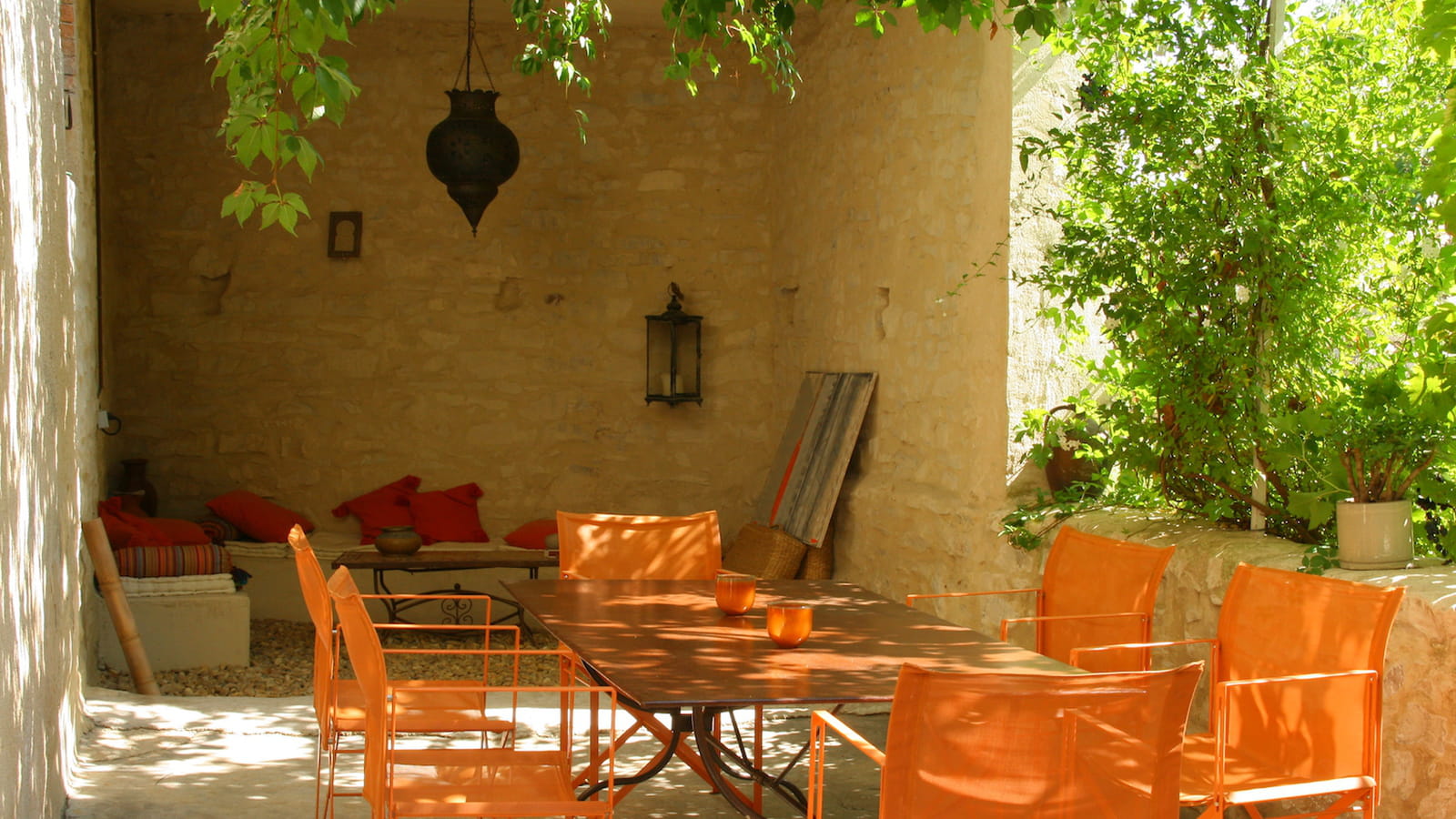 Chaises de jardin oranges