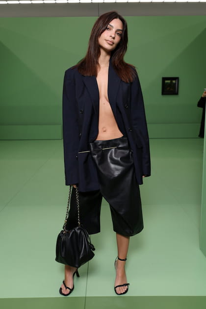 Emily Ratajkowski en bermuda et veste de costume noire