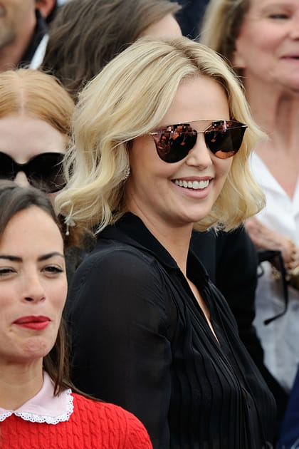 Charlize Theron en lunettes de soleil &agrave; reflets