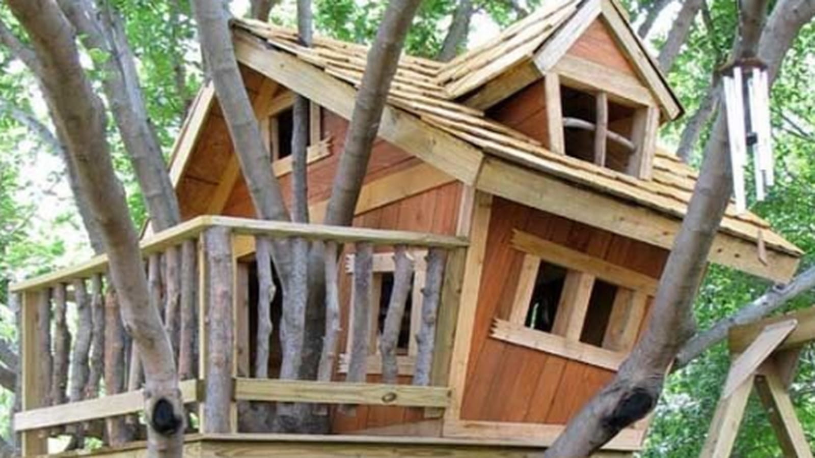 Cabane de jardin suspendue